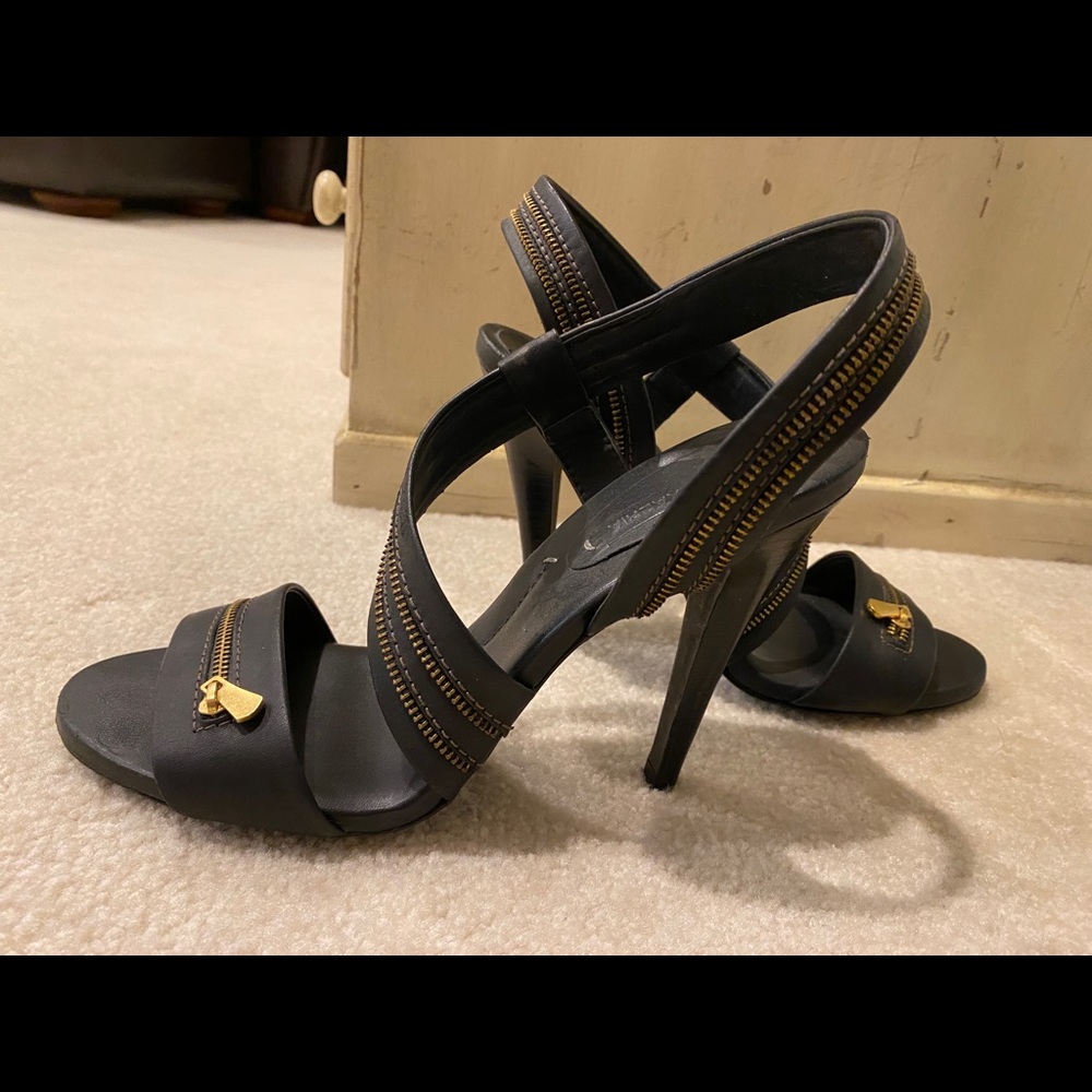 Heeled open shoes